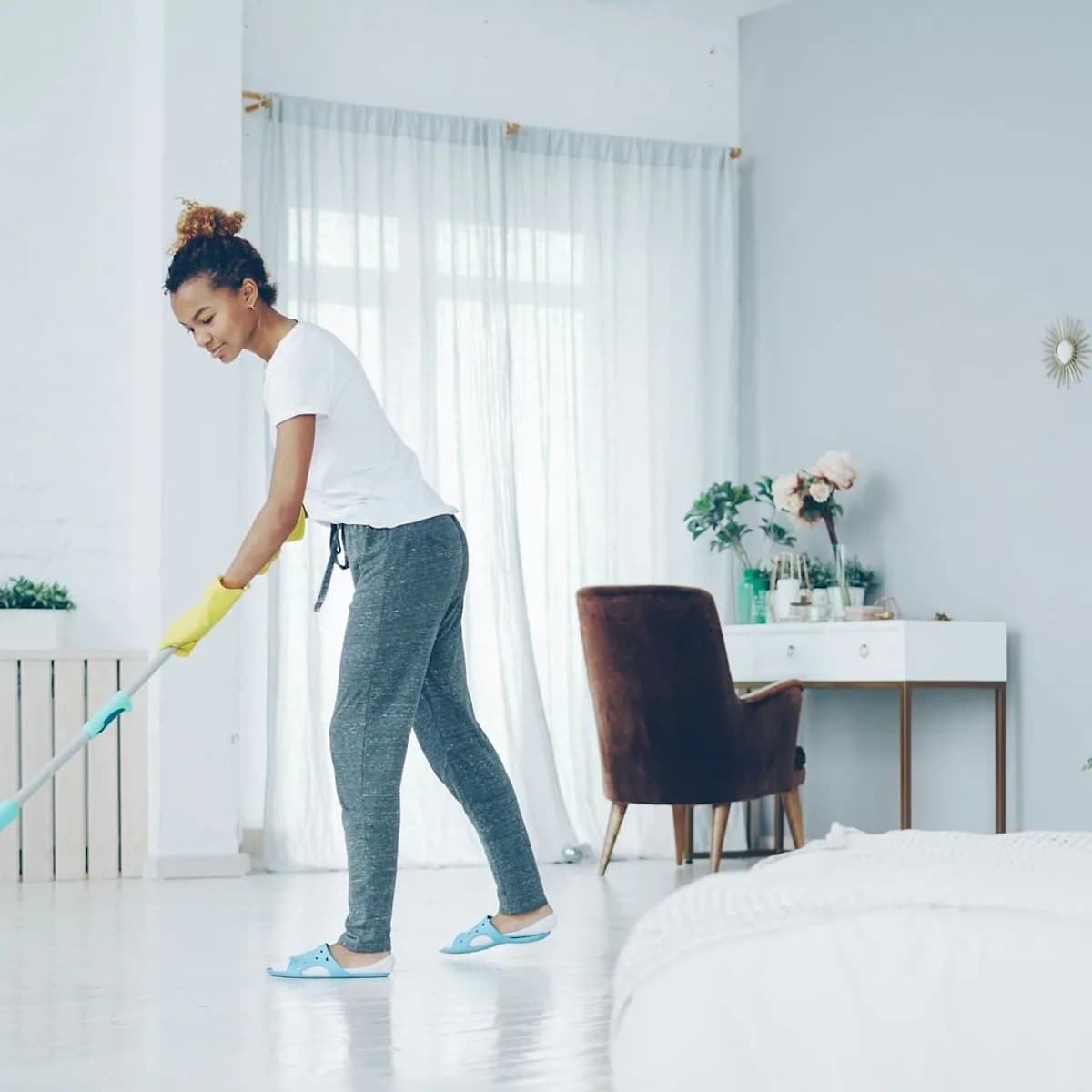 Neutral floor cleaner